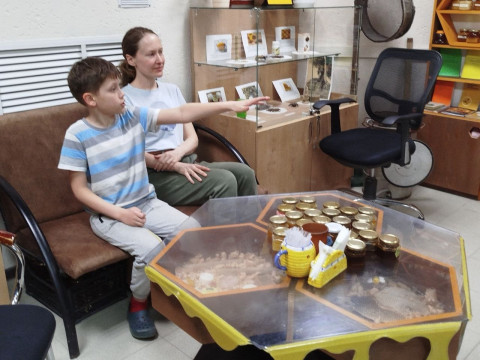 Продолжаем экскурсии в удивительный мир пчел